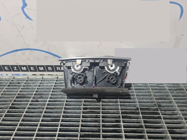 bontott AUDI Q7 Középső Szellőző