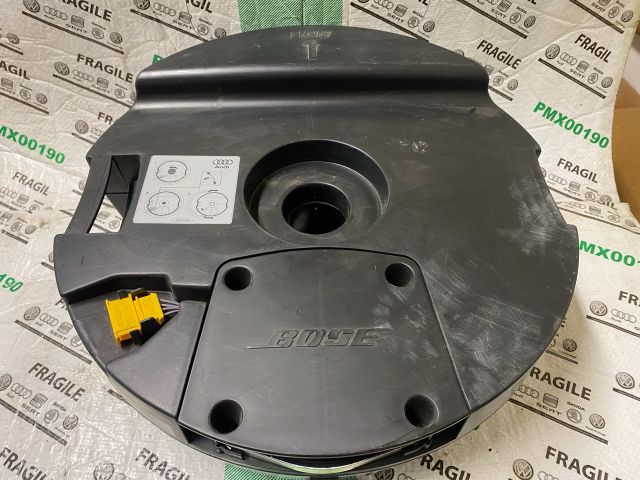 bontott AUDI Q7 Mélynyomó Hangszóró