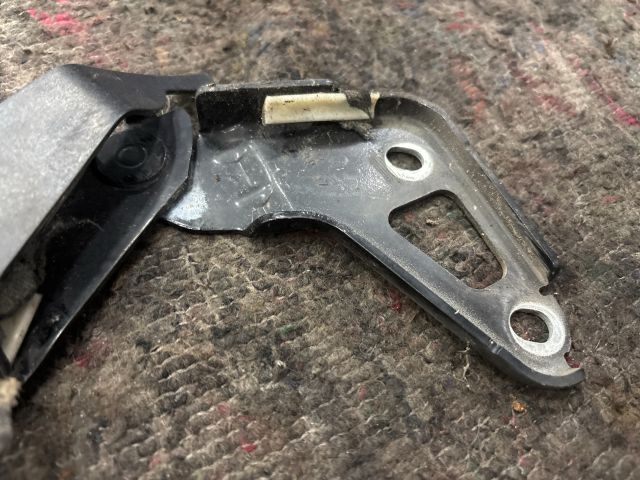 bontott AUDI Q7 Motorháztető Jobb Zsanér