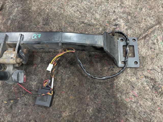 bontott AUDI Q7 Vonóhorog