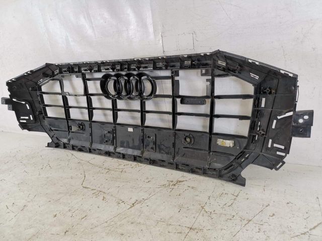 bontott AUDI Q8 Hűtőrács