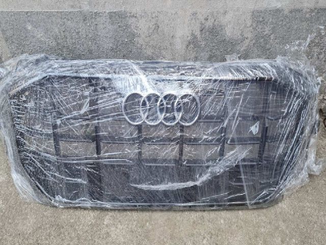 bontott AUDI Q8 Hűtőrács