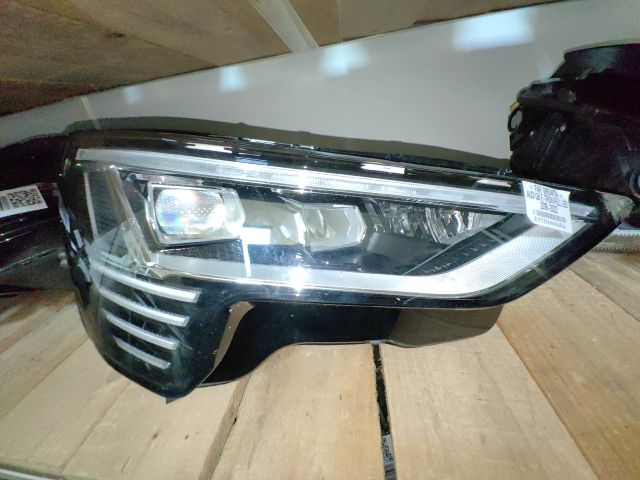 bontott AUDI Q8 Jobb Fényszóró