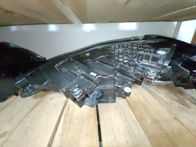 bontott AUDI Q8 Jobb Fényszóró