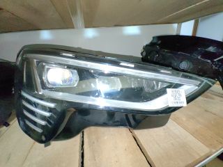 bontott AUDI Q8 Jobb Fényszóró