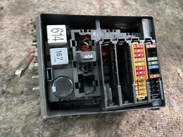 bontott AUDI TT Biztosítéktábla Motortér