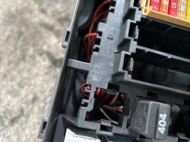 bontott AUDI TT Biztosítéktábla Motortér