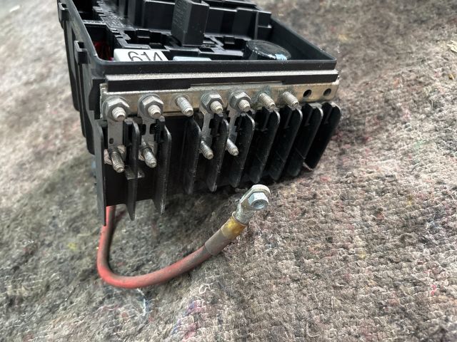 bontott AUDI TT Biztosítéktábla Motortér