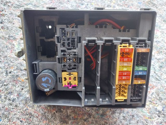 bontott AUDI TT Biztosítéktábla Motortér