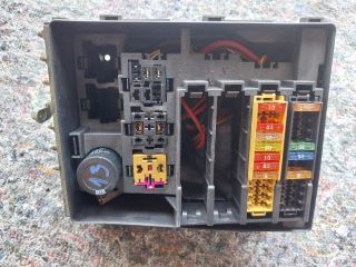 bontott AUDI TT Biztosítéktábla Motortér