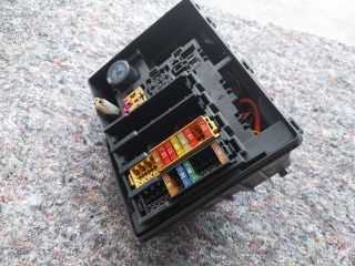 bontott AUDI TT Biztosítéktábla Motortér