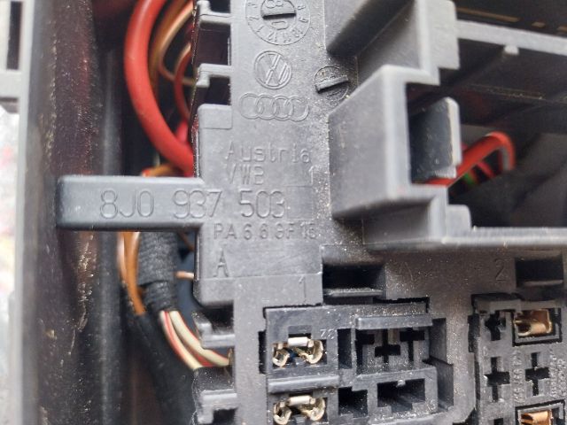 bontott AUDI TT Biztosítéktábla Motortér