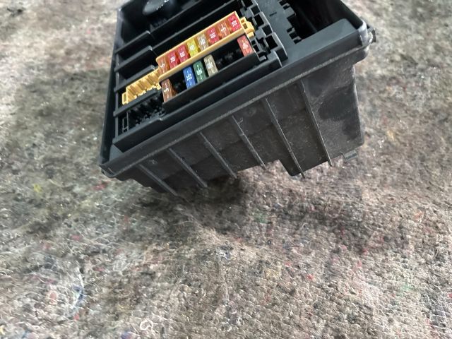 bontott AUDI TT Biztosítéktábla Motortér