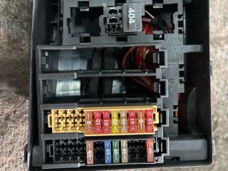 bontott AUDI TT Biztosítéktábla Motortér