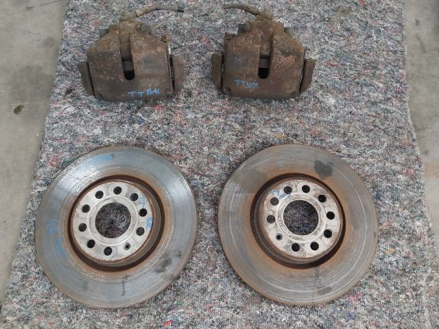bontott AUDI TT Első Pár Fék Szett (Nyereg, Tárcsa, Betét)