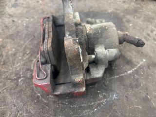 bontott AUDI TT Jobb első Féknyereg Munkahengerrel