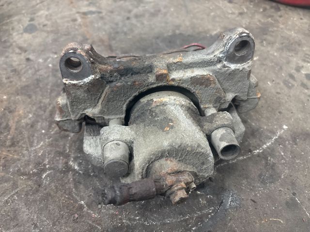 bontott AUDI TT Jobb első Féknyereg Munkahengerrel