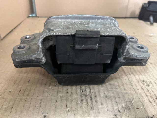 bontott AUDI TT Motor Tartó Bak Bal