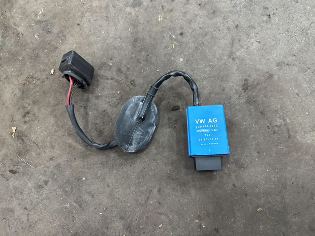 bontott AUDI TT Üzemanyag Szivattyú Relé