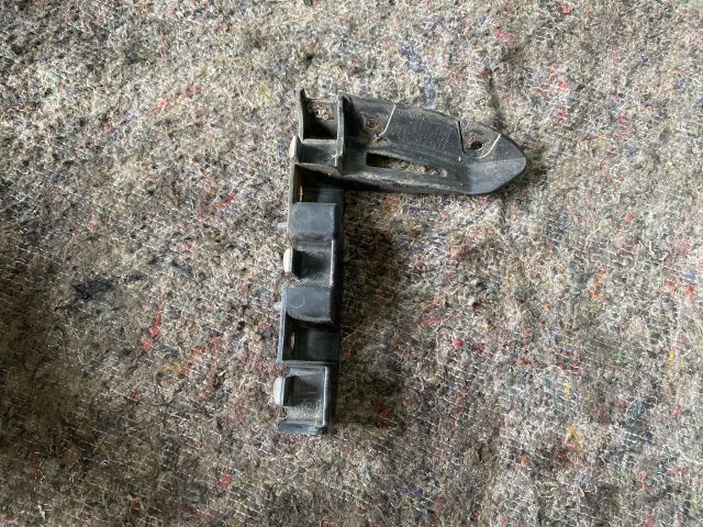 bontott AUDI TT Bal első Lökhárító Tartó (Műanyag)