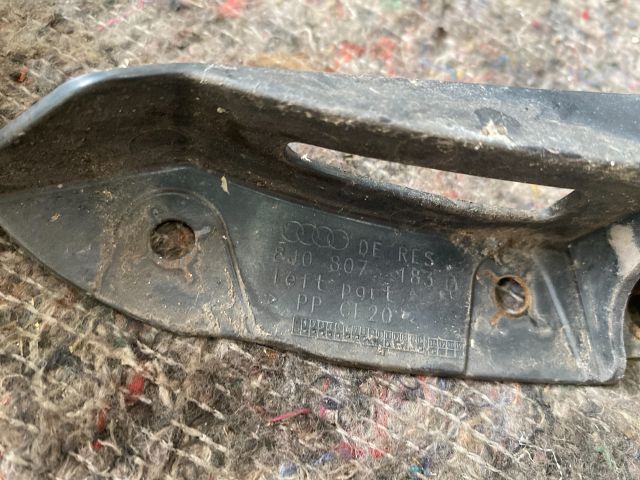 bontott AUDI TT Bal első Lökhárító Tartó (Műanyag)