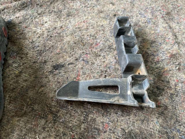 bontott AUDI TT Bal első Lökhárító Tartó (Műanyag)