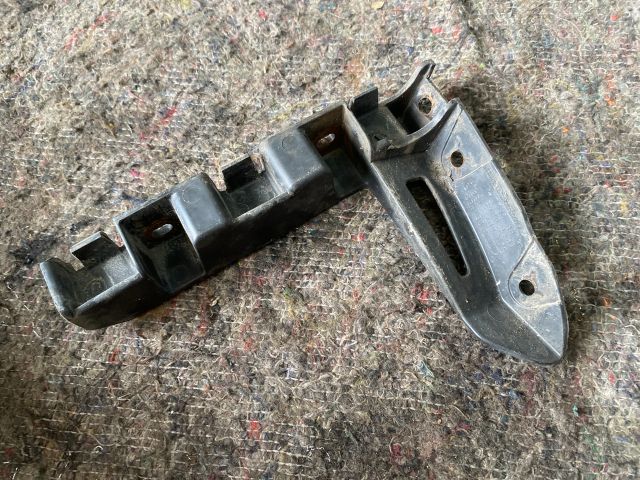 bontott AUDI TT Bal első Lökhárító Tartó (Műanyag)