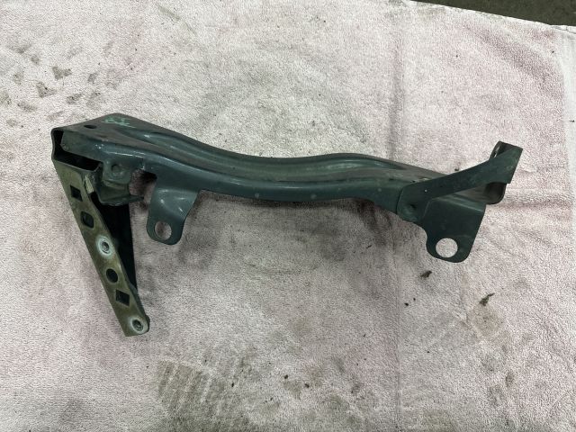 bontott AUDI TT Bal Sárvédő Oldaltartó