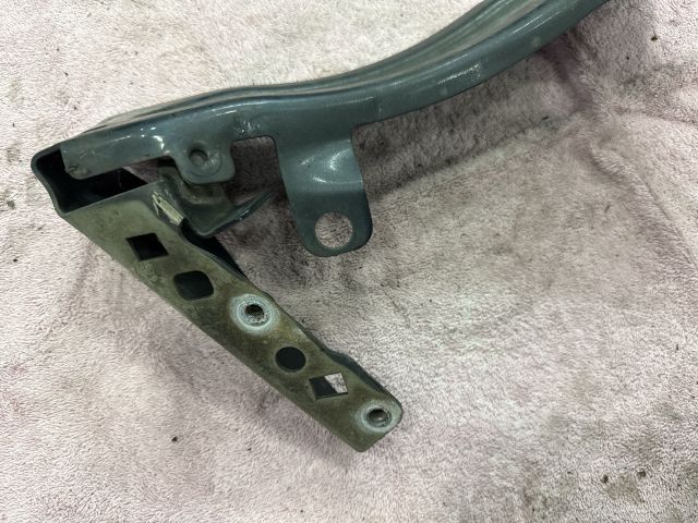 bontott AUDI TT Bal Sárvédő Oldaltartó