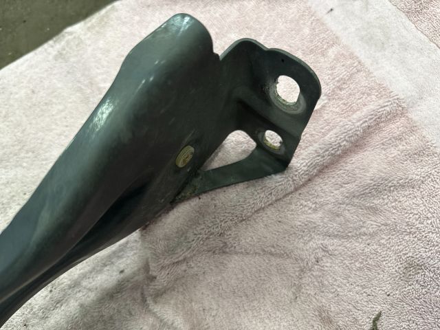 bontott AUDI TT Bal Sárvédő Oldaltartó