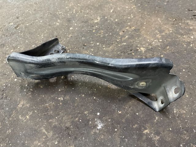 bontott AUDI TT Bal Sárvédő Oldaltartó