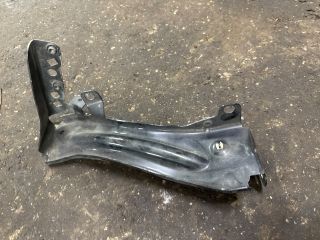 bontott AUDI TT Bal Sárvédő Oldaltartó