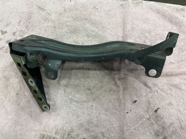 bontott AUDI TT Bal Sárvédő Oldaltartó