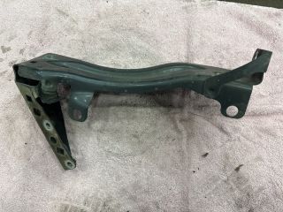 bontott AUDI TT Bal Sárvédő Oldaltartó