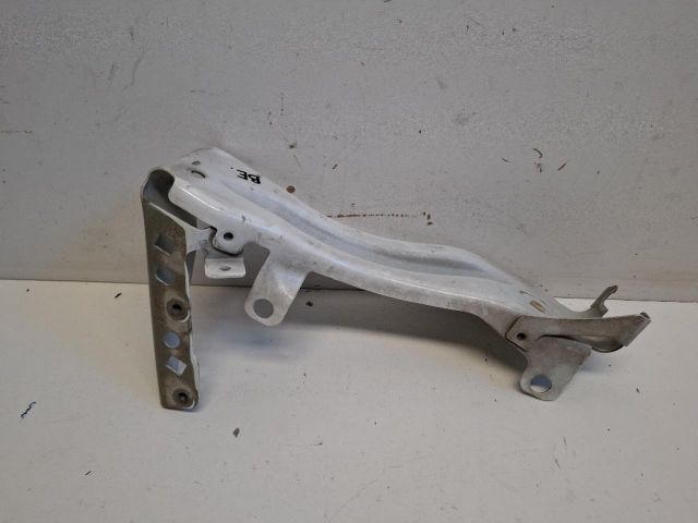 bontott AUDI TT Bal Sárvédő Oldaltartó