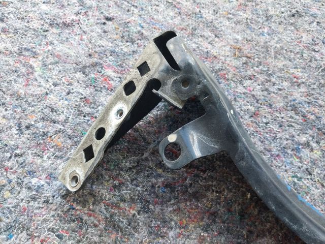 bontott AUDI TT Bal Sárvédő Oldaltartó