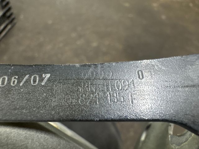 bontott AUDI TT Bal Sárvédő Oldaltartó