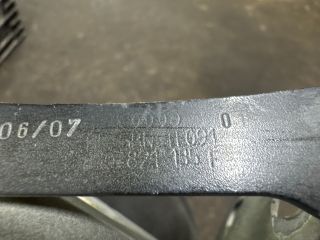 bontott AUDI TT Bal Sárvédő Oldaltartó