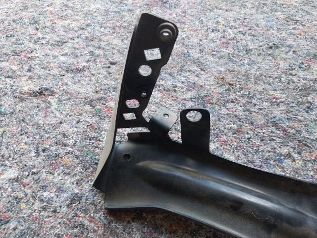 bontott AUDI TT Bal Sárvédő Oldaltartó