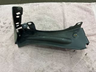 bontott AUDI TT Bal Sárvédő Oldaltartó