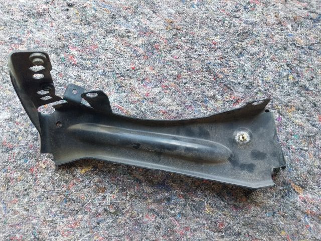 bontott AUDI TT Bal Sárvédő Oldaltartó