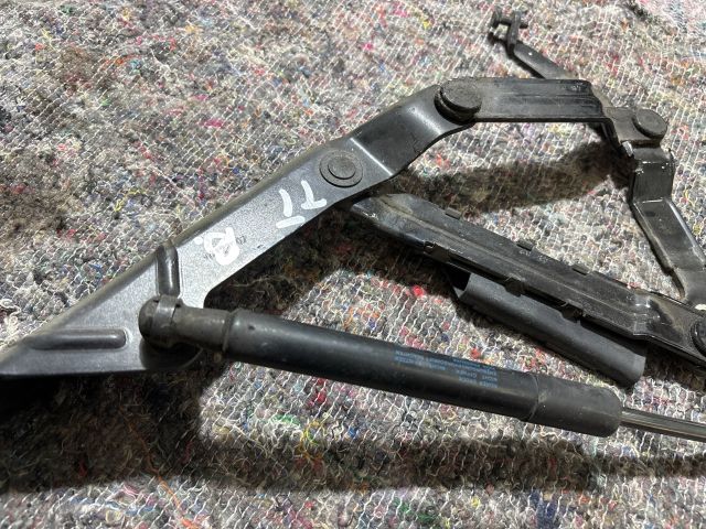 bontott AUDI TT Csomagtérajtó Bal Zsanér