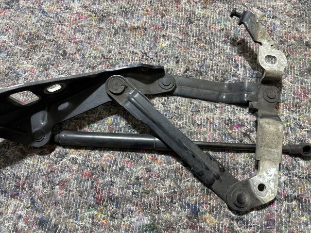 bontott AUDI TT Csomagtérajtó Jobb Zsanér