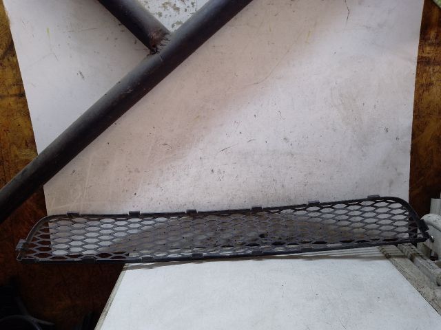 bontott AUDI TT Első Lökhárító Alsó Középső Díszrács