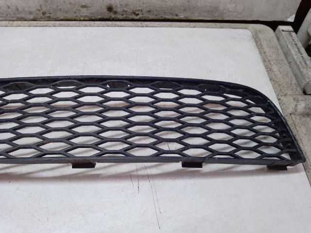 bontott AUDI TT Első Lökhárító Alsó Középső Díszrács