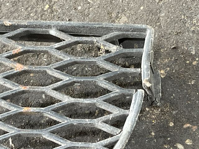 bontott AUDI TT Első Lökhárító Alsó Középső Díszrács