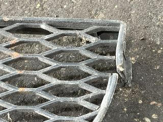 bontott AUDI TT Első Lökhárító Alsó Középső Díszrács