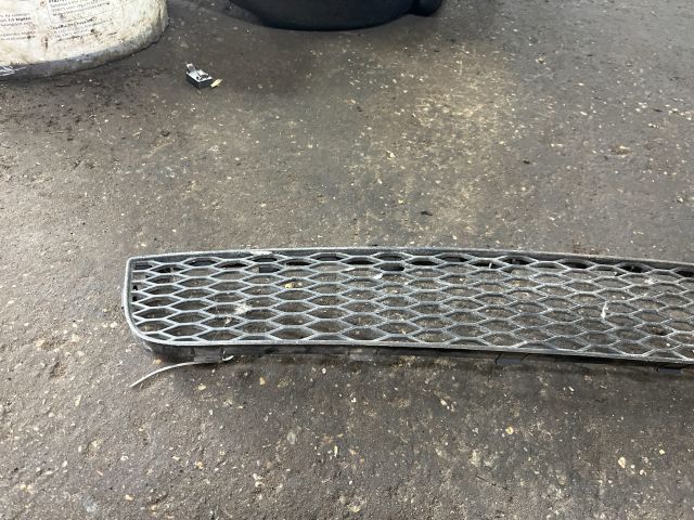 bontott AUDI TT Első Lökhárító Alsó Középső Díszrács