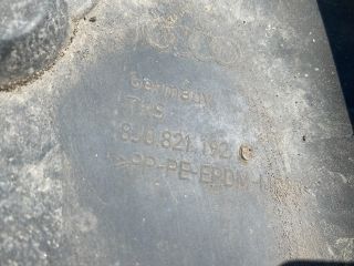 bontott AUDI TT Jobb első Első Dobbetét (Kerékjárati, Műanyag)