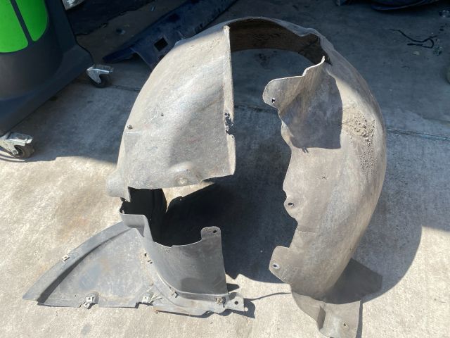 bontott AUDI TT Jobb első Első Dobbetét (Kerékjárati, Műanyag)